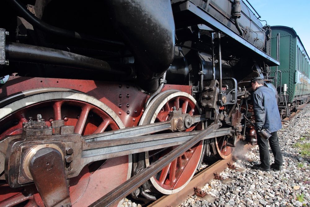 Il treno storico della Val d'Orcia promuove un turismo slow in Toscana.