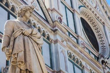 Statua di Dante in Piazza Santa Croce a Firenze