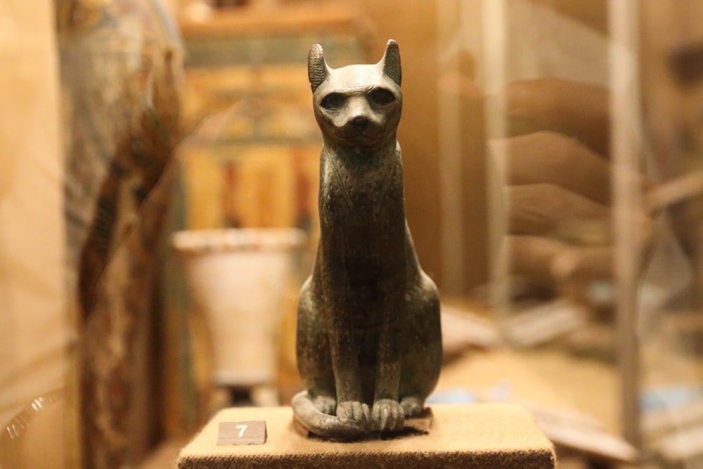 Antica statua egiziana che rappresenta la dea Bastet in forma di gatto