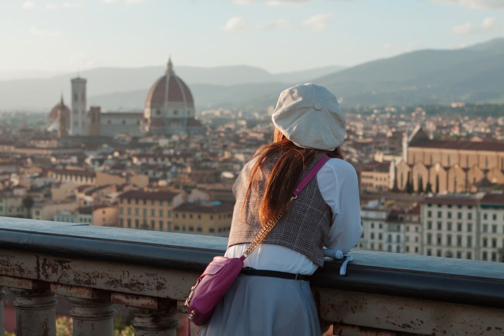 Turista a Piazzale Michelangelo guarda Firenze