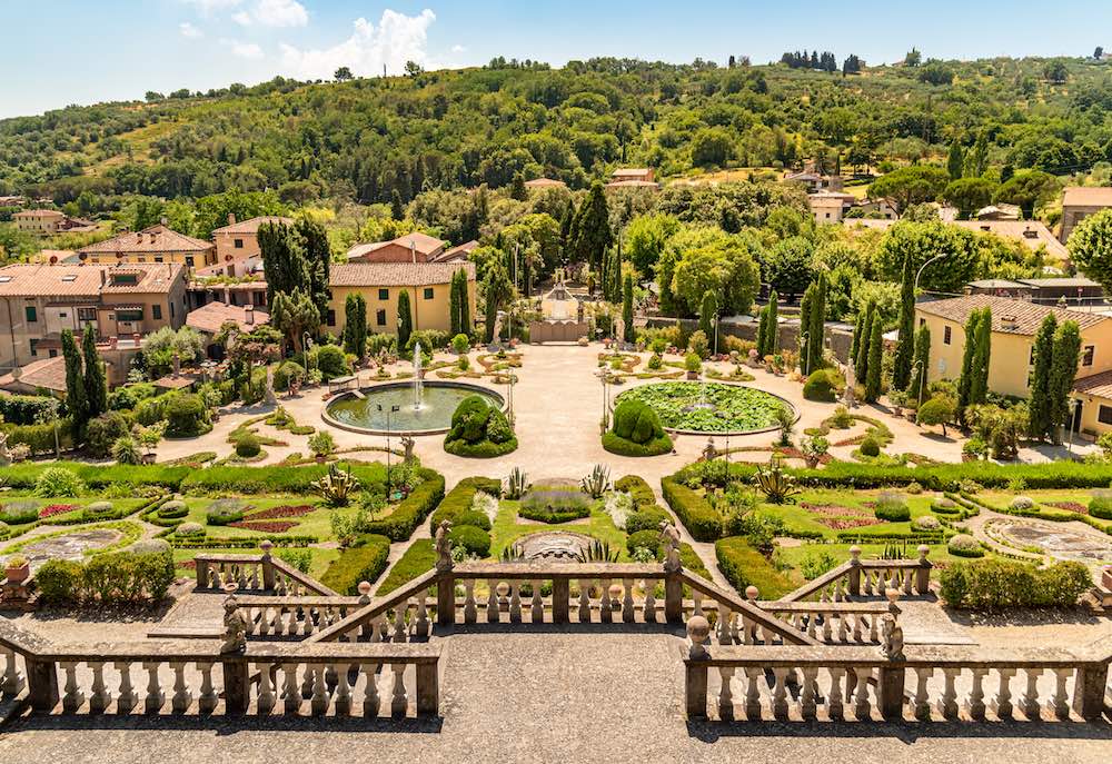 Villa Garzoni si trova a Collodi, borgo toscano del Parco di Pinocchio