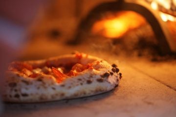 Pizza napoletana nel forno di Duje pizzeria a Firenze di Michele Leo