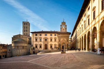 Piazza grande e il retro del Duomo di Arezzo