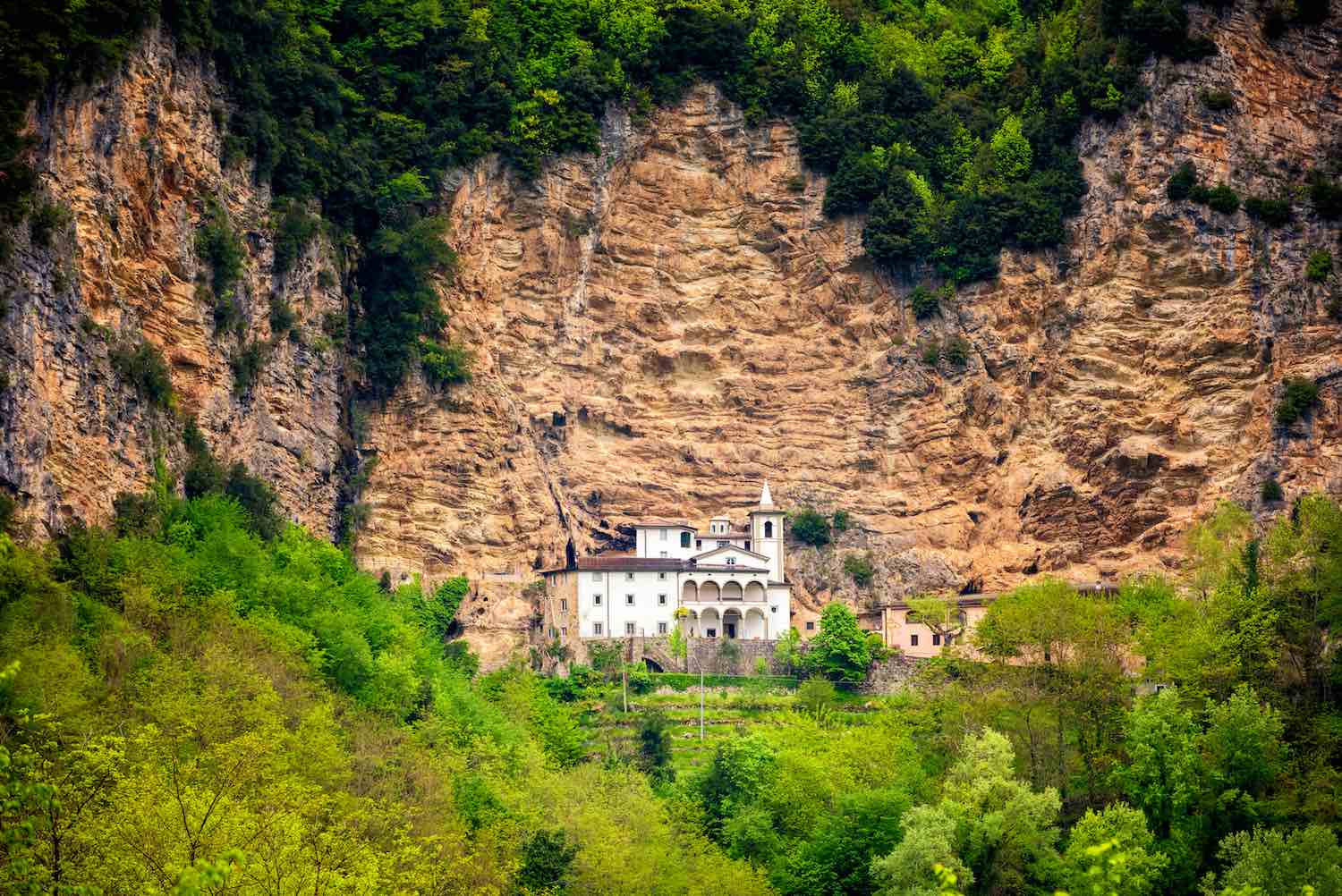 L'Eremo di Calomini, che esce dalla roccia, si trova nel comune di Fabbriche di Vergemoli in Garfagnana