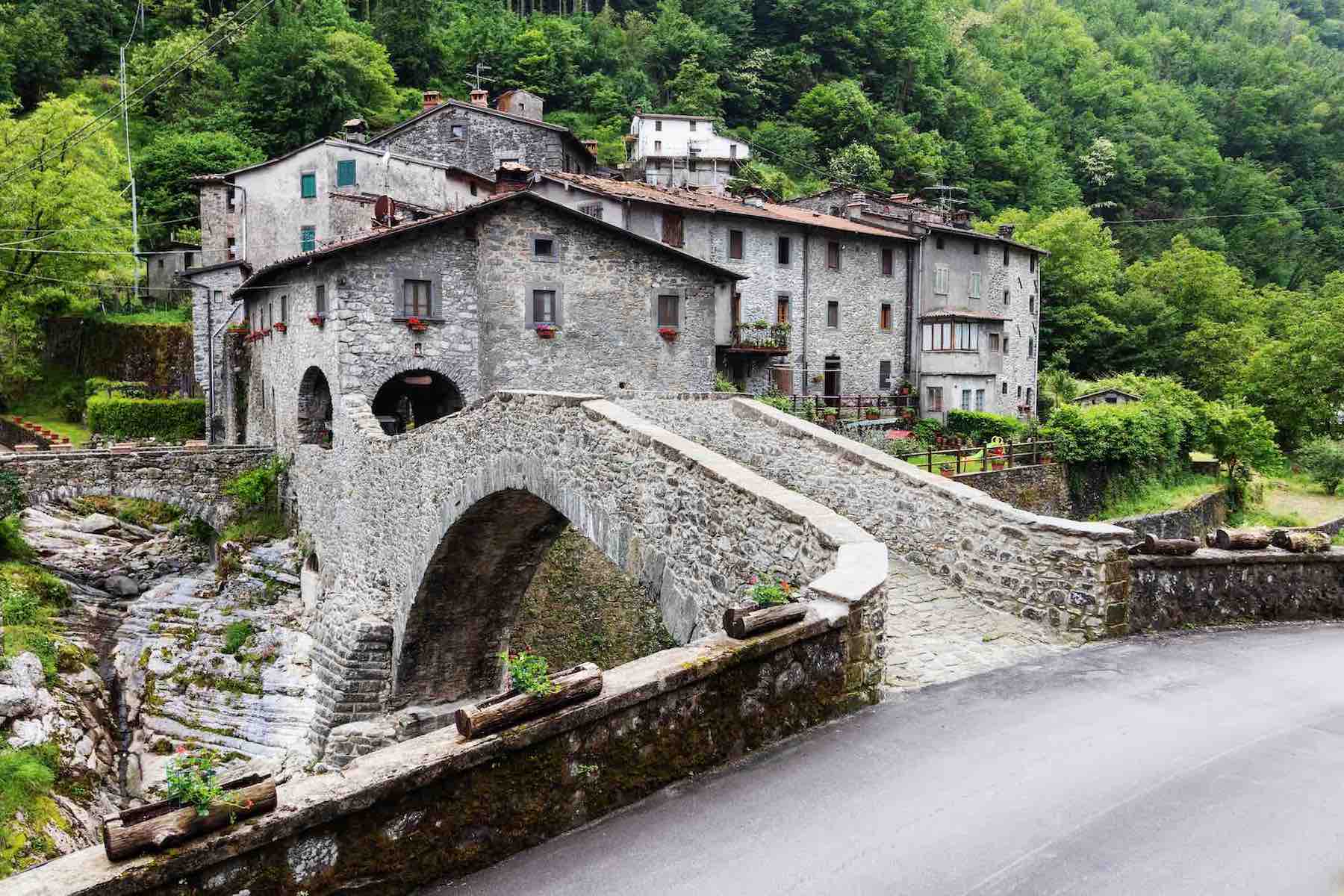 Il ponte di Fabbriche di Vallico nel comune di Fabbriche di Vergemoli in Garfagnana