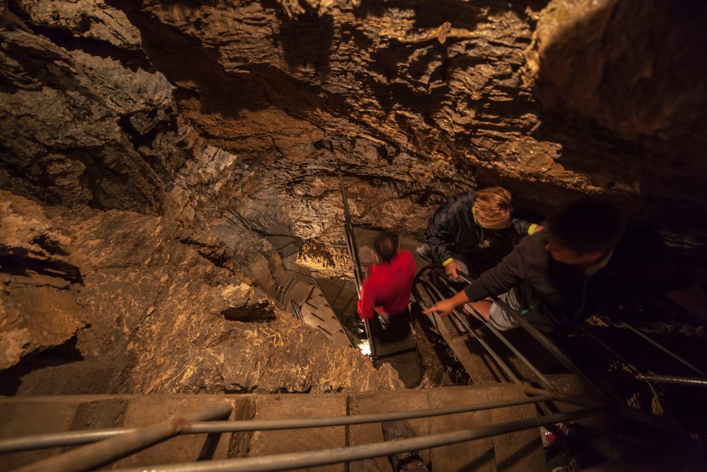 Gruppo di visitatori nella Grotta del Vento in Garfagnana