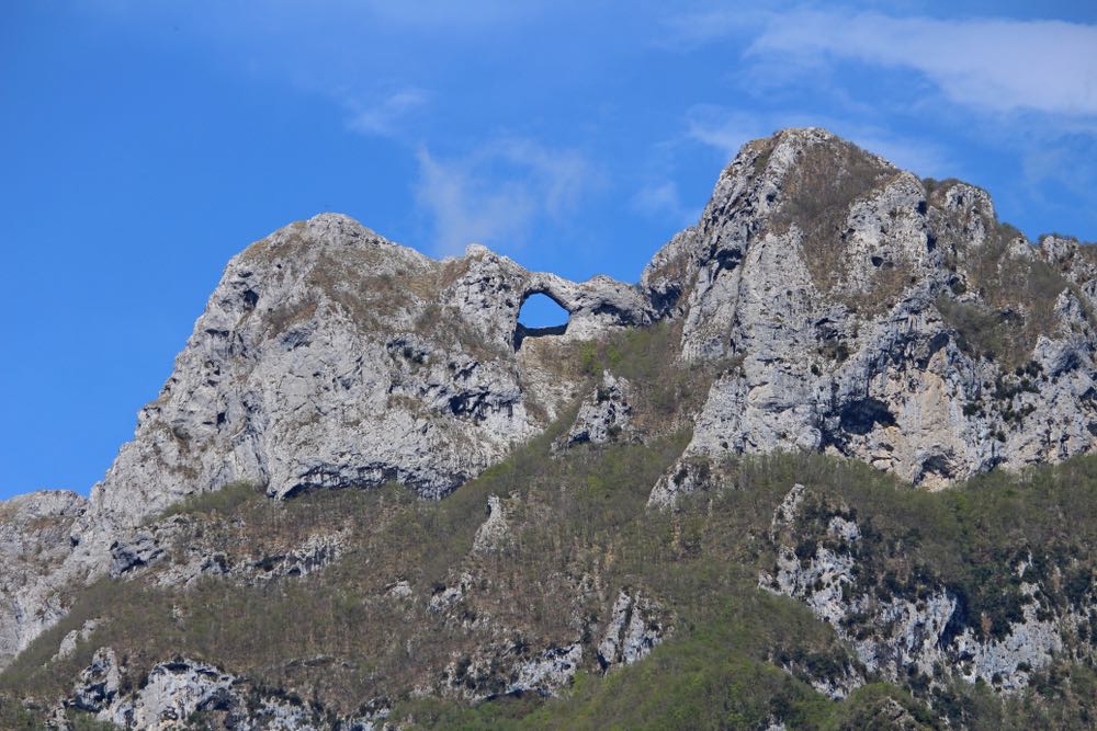 Il Monte Forato si trova nel comune di Stazzema, in Versilia