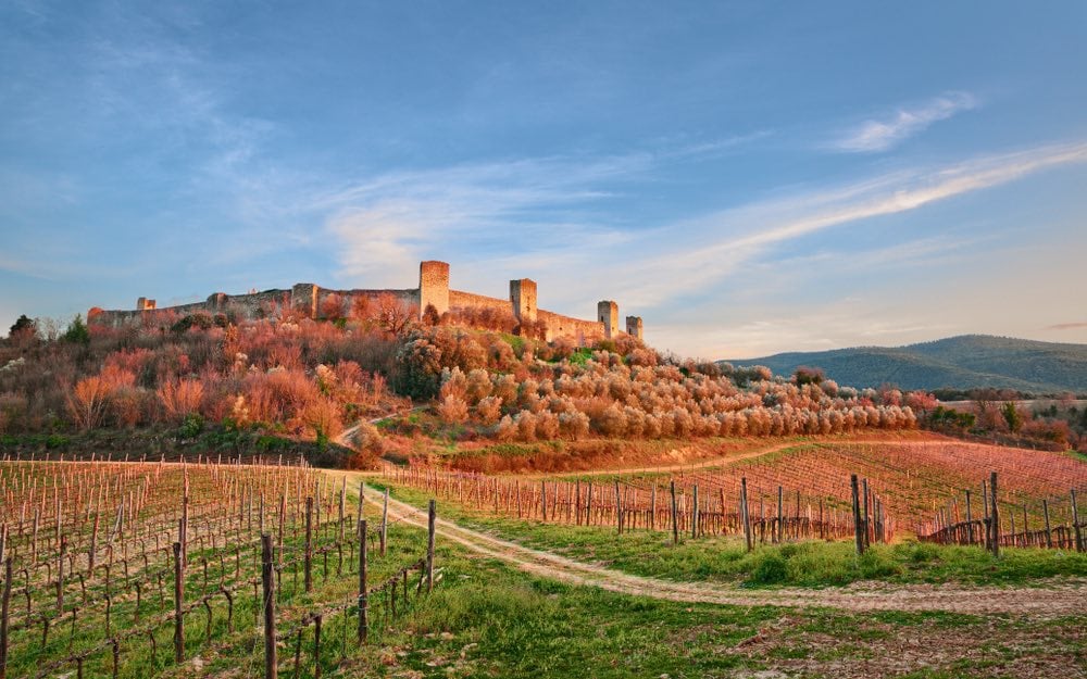 Cinta muraria di Monteriggioni, borgo fortificato in Toscana, vista dai campi
