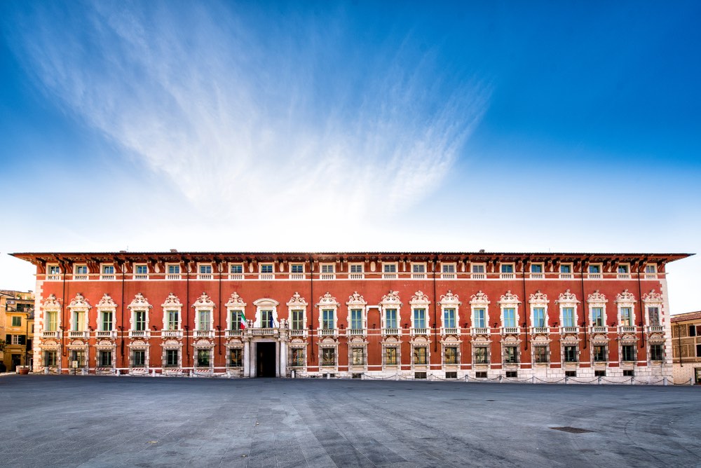 Il Palazzo Rosso o Palazzo Ducale è oggi la sede della Prefettura di Massa