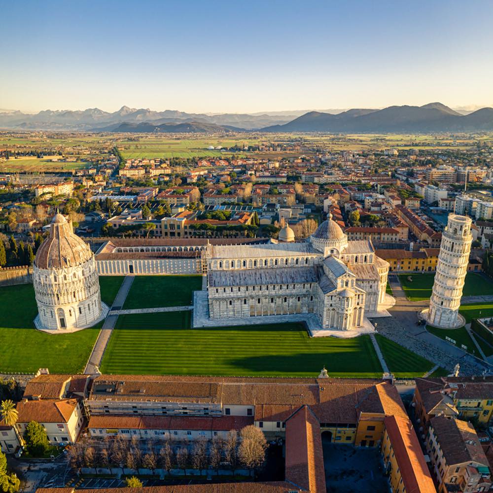 Piazza dei Miracoli a Pisa vista dall'alto con i Monti Pisani sullo sfondo