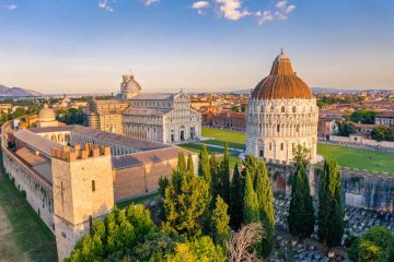 Cosa vedere a Pisa: i monumenti di Piazza dei Miracoli al tramonto