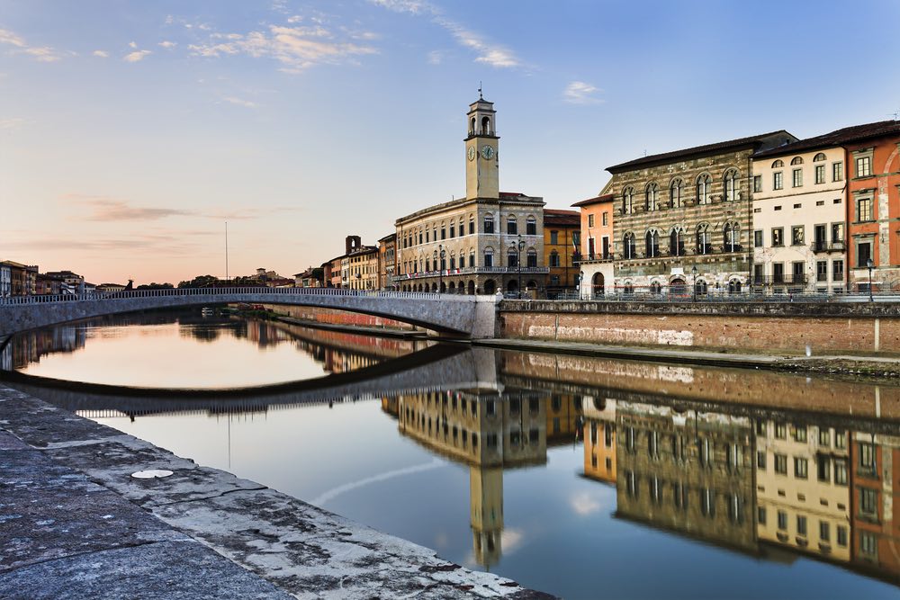 Il Ponte di Mezzo a Pisa divide la città in due parti