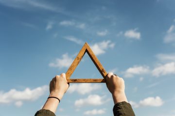 Il significato del triangolo come simbolo del rapporto tra uomo e divino