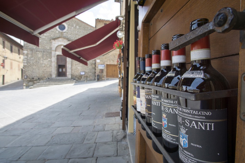 Bottiglie di Brunello Biondi Santi in piazza a Montalcino