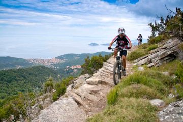 Cicisti in mounain bike all'Isola d'Elba