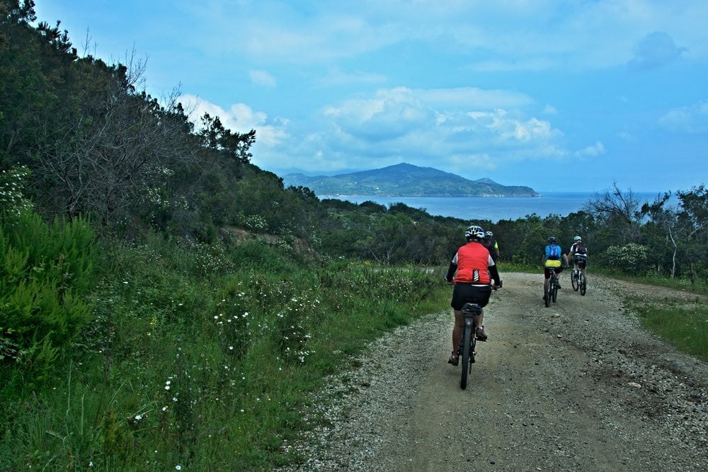 Persone in bicicletta all'Isola d'Elba, vicino al Pareti