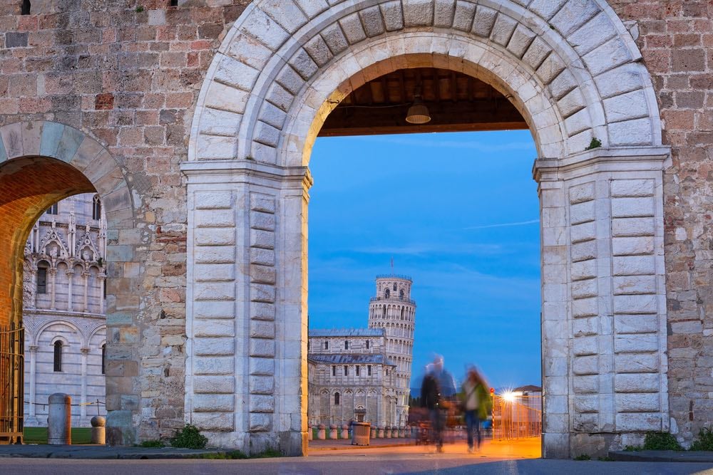 Porta delle mura di Pisa con vista su Piazza dei Miracoli