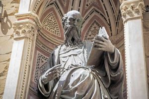 Statua di San Giovanni Evangelista sulla facciata di Orsanmichele a Firenze