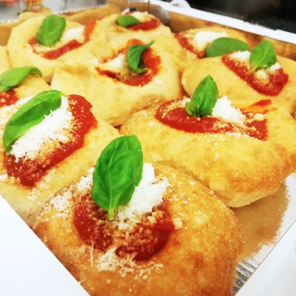 Pizza di Marco Manzi, giovane pizzaiolo pluripremiato della pizzeria Giotto di Firenze