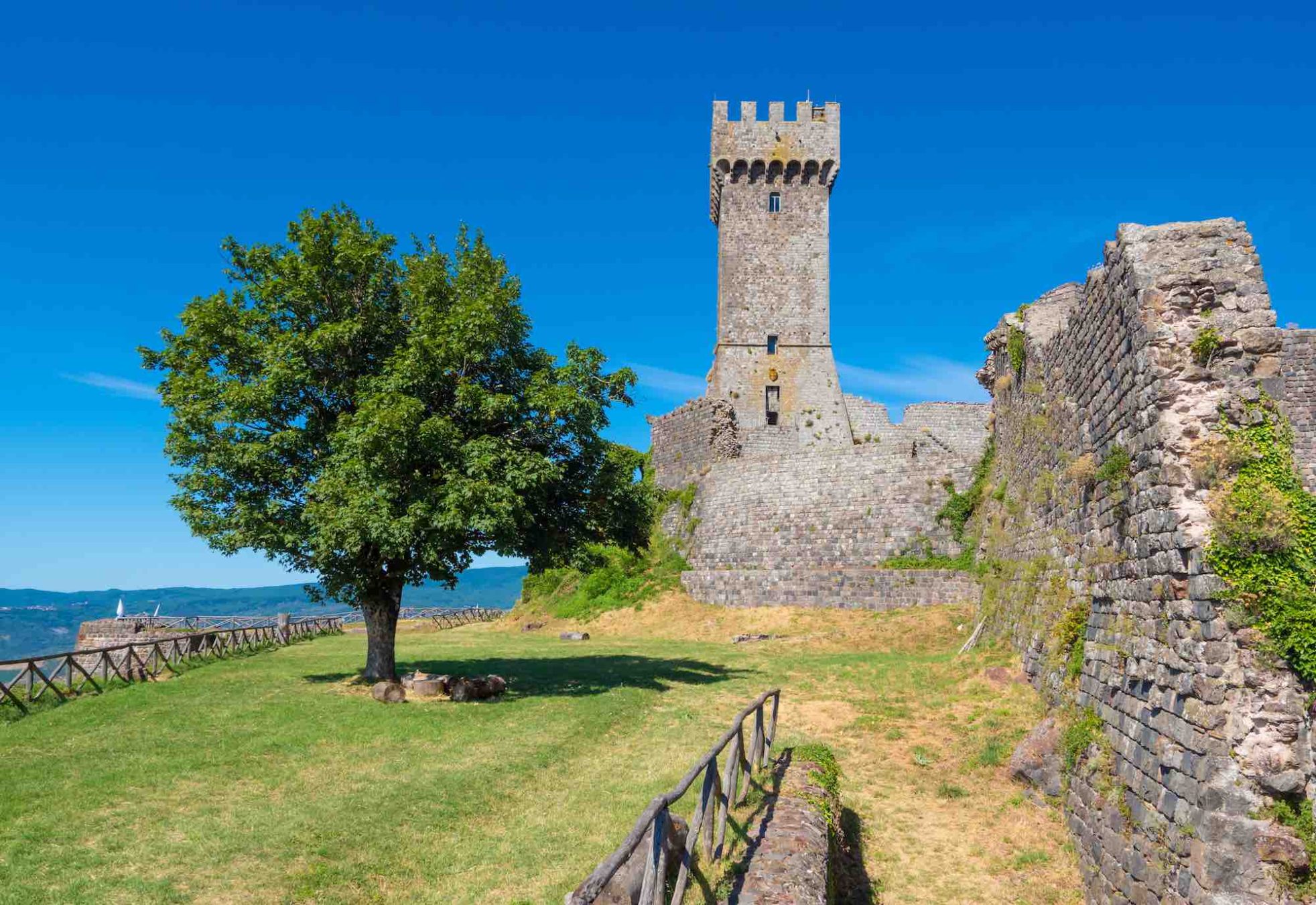 La torre della Rocca di Radicofani è legata alla storia di Ghino di Tacco, il Robin Hood della Toscana