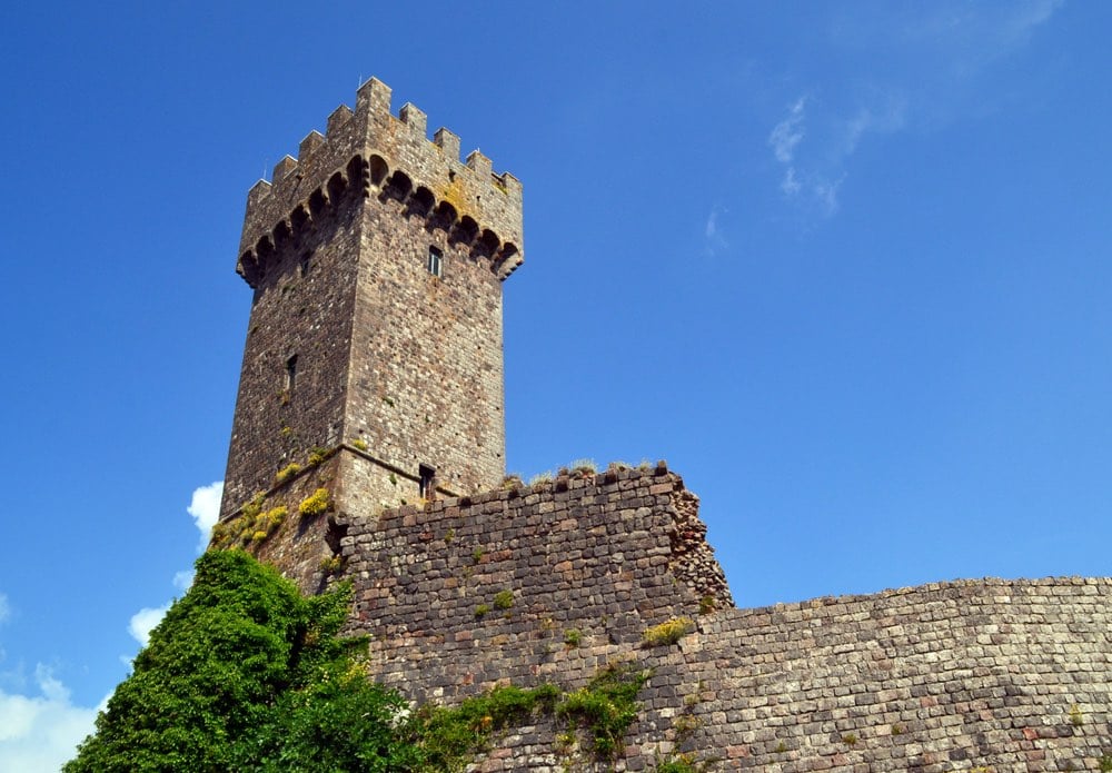 La torre della Rocca di Radicofani è legata alla storia di Ghino di Tacco, il Robin Hood della Toscana