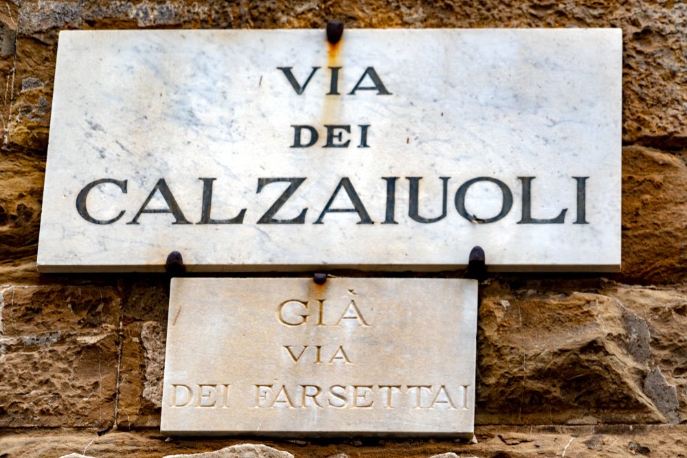 La targa di Via dei Calzaiuoli a Firenze