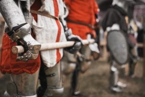 Cavaliere medievale in una rievocazione storica delle più famose battaglie in Toscana
