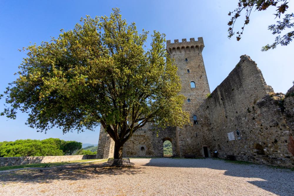 Il castello medievale di Castelnuovo di Magra in Lunigiana