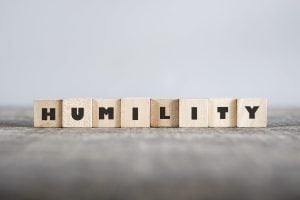 Lettere di legno con scritta umiltà