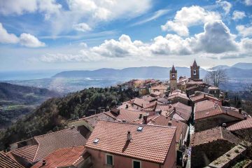 Veduta del borgo toscano di Fosdinovo in Lunigiana, famoso per il Castello Malaspina