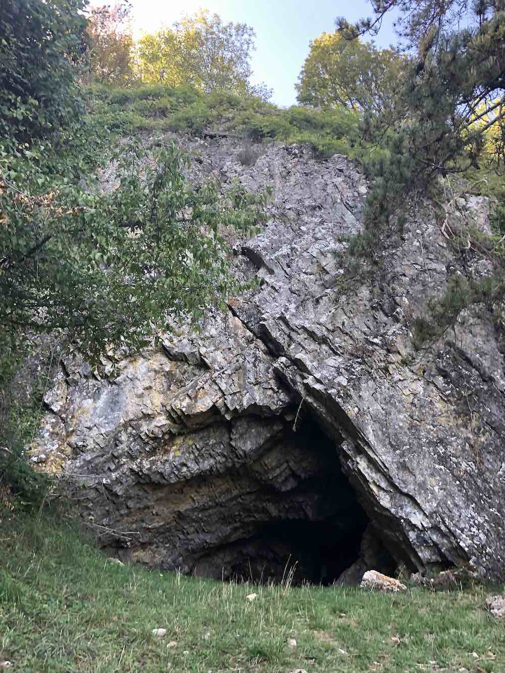 La Grotta del Sassocolato si trova sul Monte Amiata vicino al borgo di Castell'Azzara