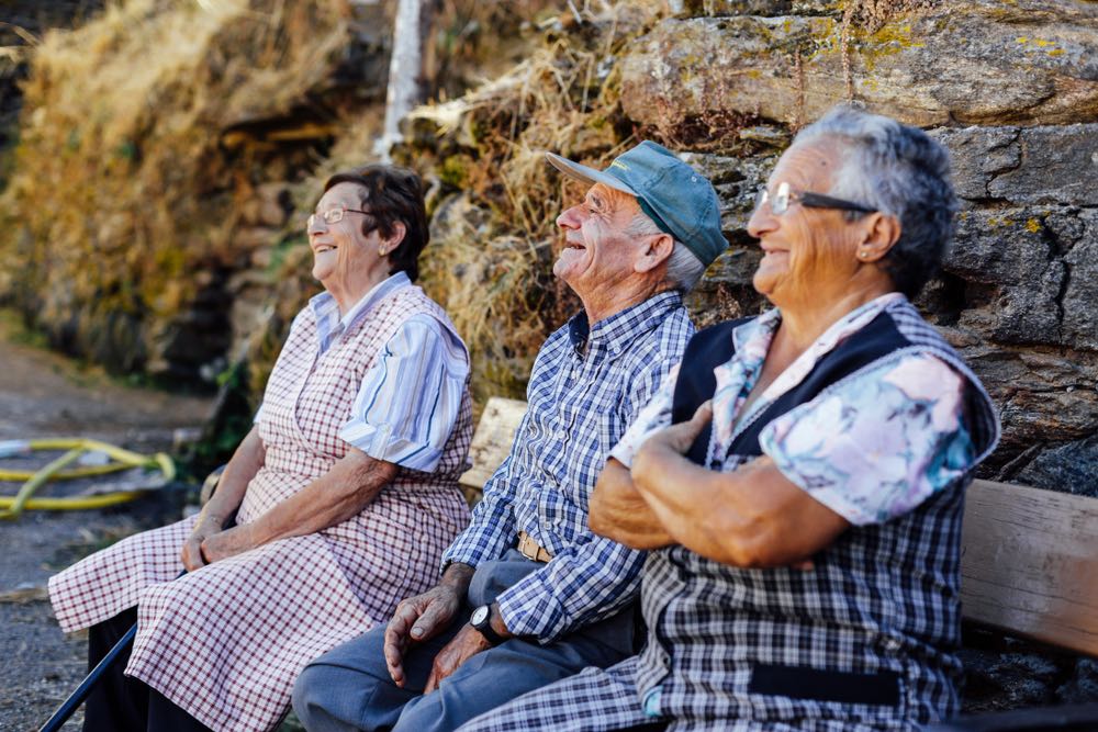 Persone anziane che sorridono in un borgo