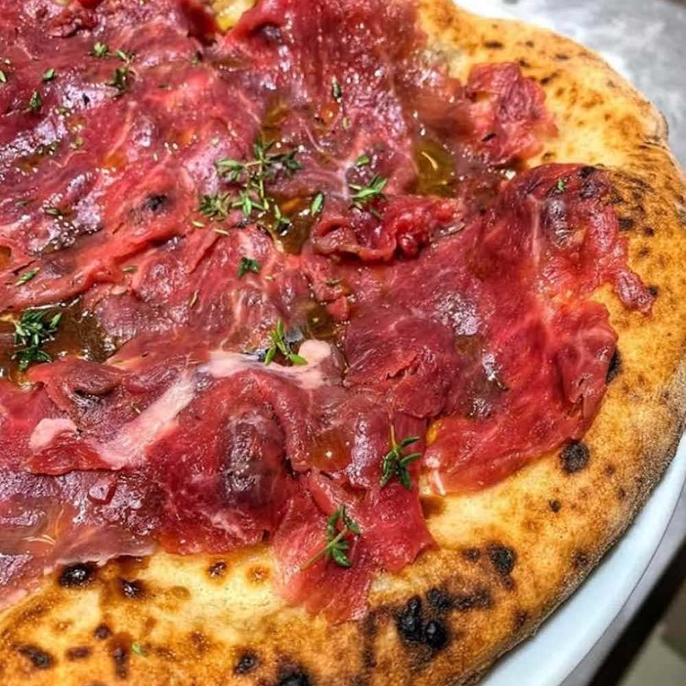 Pizza di Marco Manzi, giovane pizzaiolo pluripremiato della pizzeria Giotto di Firenze