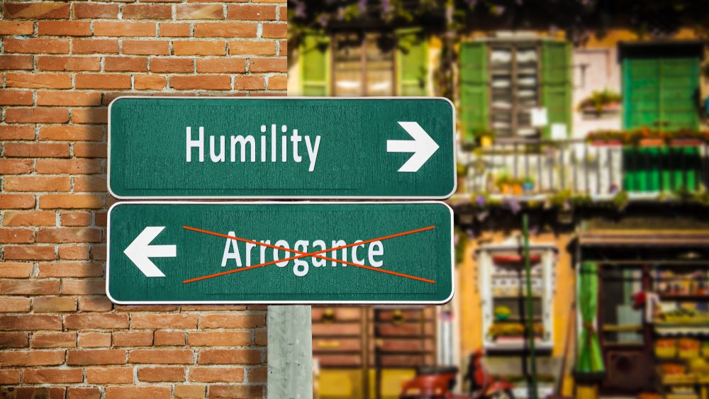 Cartello stradale umiltà versus arroganza