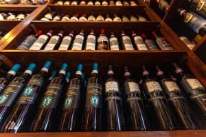 Bottiglie dei migliori vini toscani in enoteca