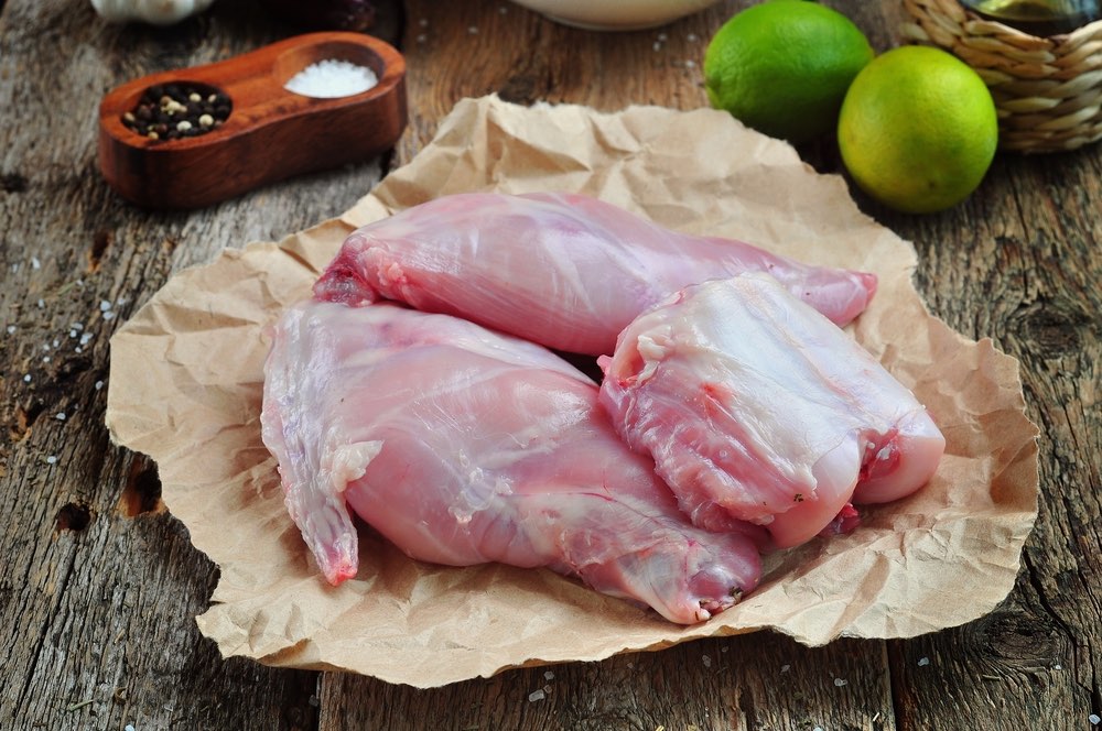 Coniglio spellato per preparare arrosto