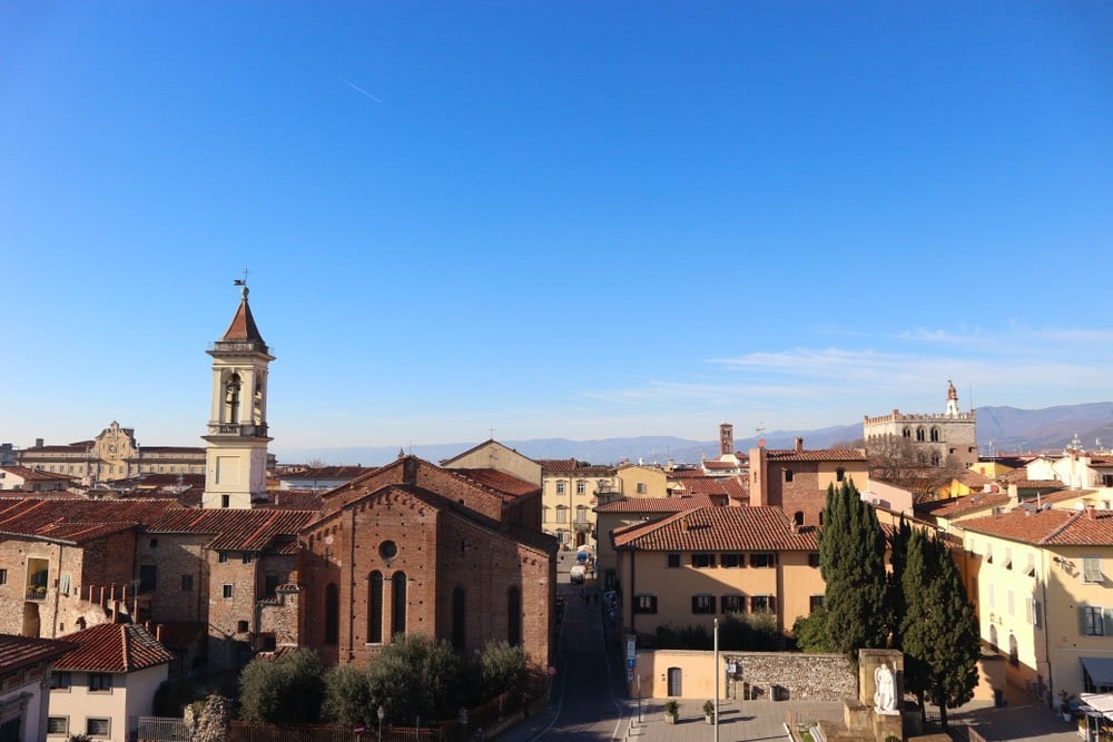 Vista su Palazzo Pretorio a Prato, città della Toscana
