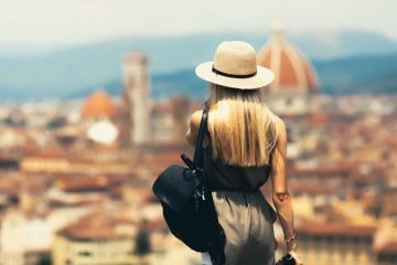 Turista in vacanza in Toscana guarda Firenze da Piazzale Michelangelo