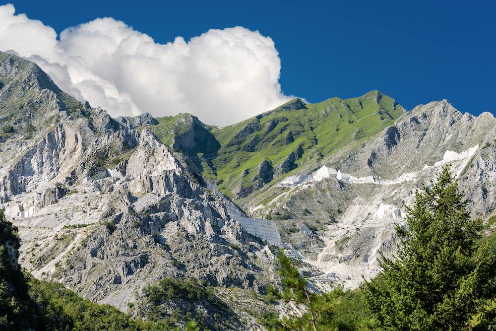 Alpi Apuane a primavera: nuvole, cielo blu e cave di marmo