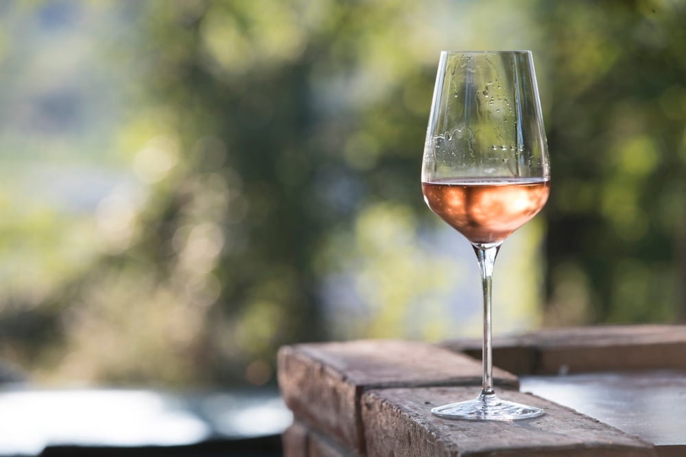 Un bicchiere di vino rosé toscano su tavolo di legno