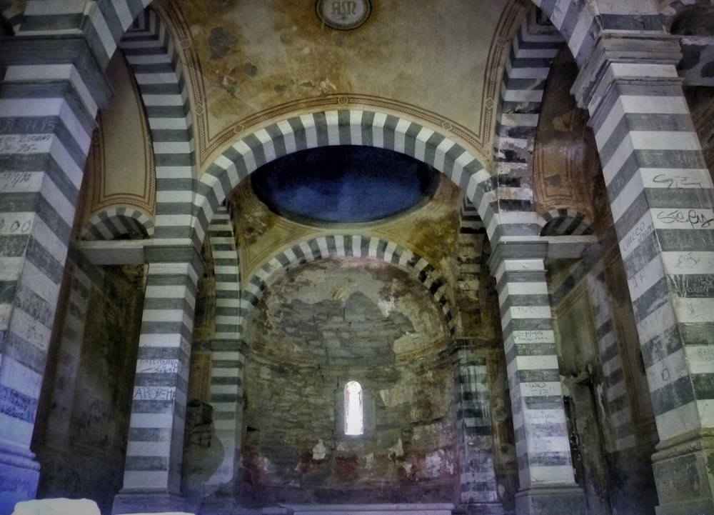 Interno di una chiesa abbandonata a Brento Sanico