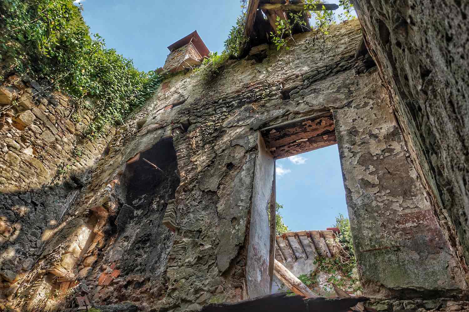 Palazzo in rovina a Bugnano, borgo abbandonato della Toscana