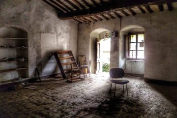 Interno di una casa abbandonata a Buriano in Toscana