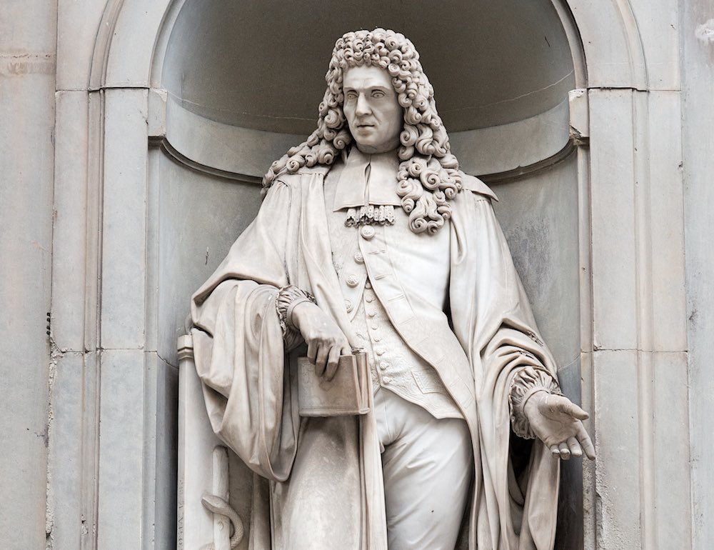 Statua di Francesco Redi nel loggiato della Galleria degli Uffizi a Firenze