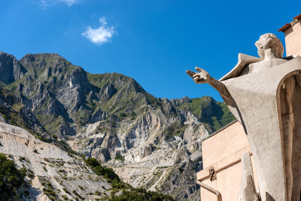 La statua del Cavatore sulle Alpi Apuane