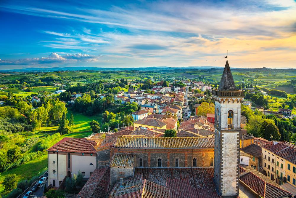 Veduta aerea del borgo toscano di Vinci, paese natale di Leonardo in provincia di Firenze