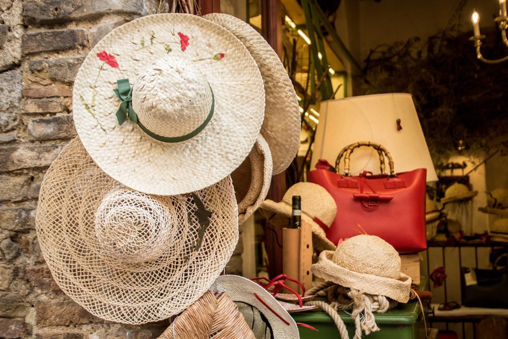 Cappelli di paglia in un negozio in Toscana