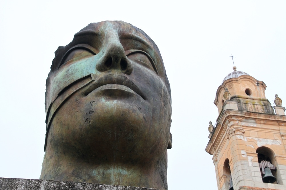 Statua di Igor Mitoraj nel borgo toscano di Pietrasanta