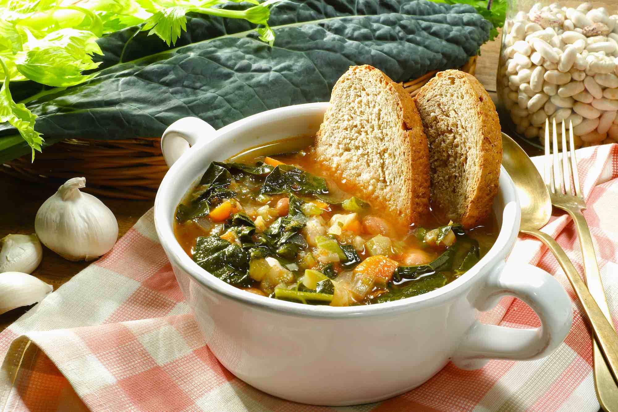 Zuppa toscana di verdure con cavolo nero