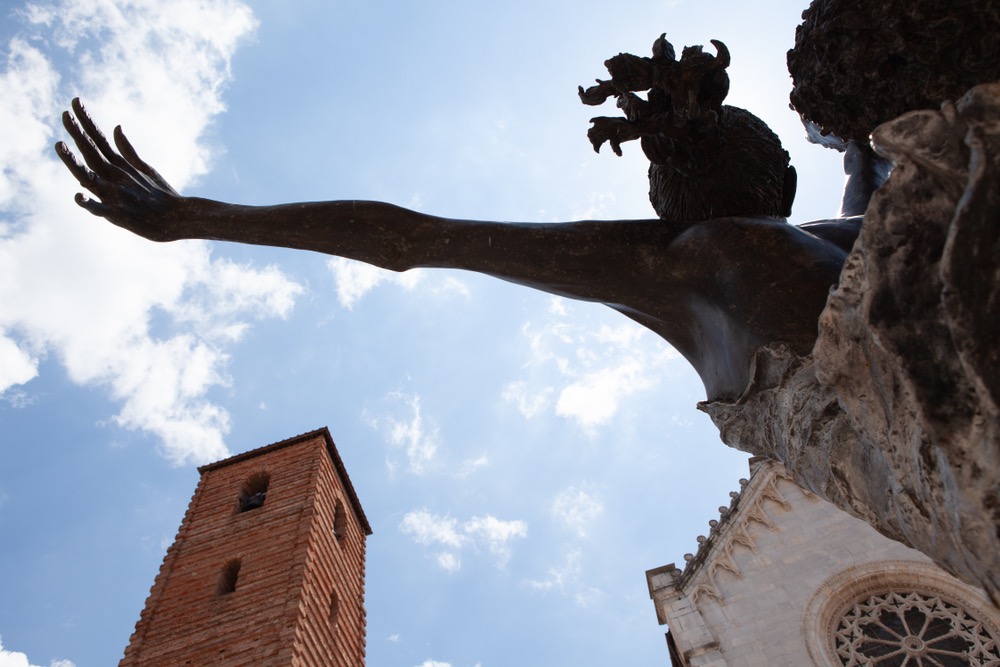 Statua Three Girls nel centro storico di Pietrasanra